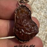 گردنبند زوعه مار کهن با قاب مسی و رنگ سرخ عمیق | سنگ رگه‌دار طبیعی و کمیاب