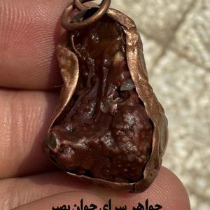 گردنبند زوعه مار کهن با قاب مسی و رنگ سرخ عمیق | سنگ رگه‌دار طبیعی و کمیاب